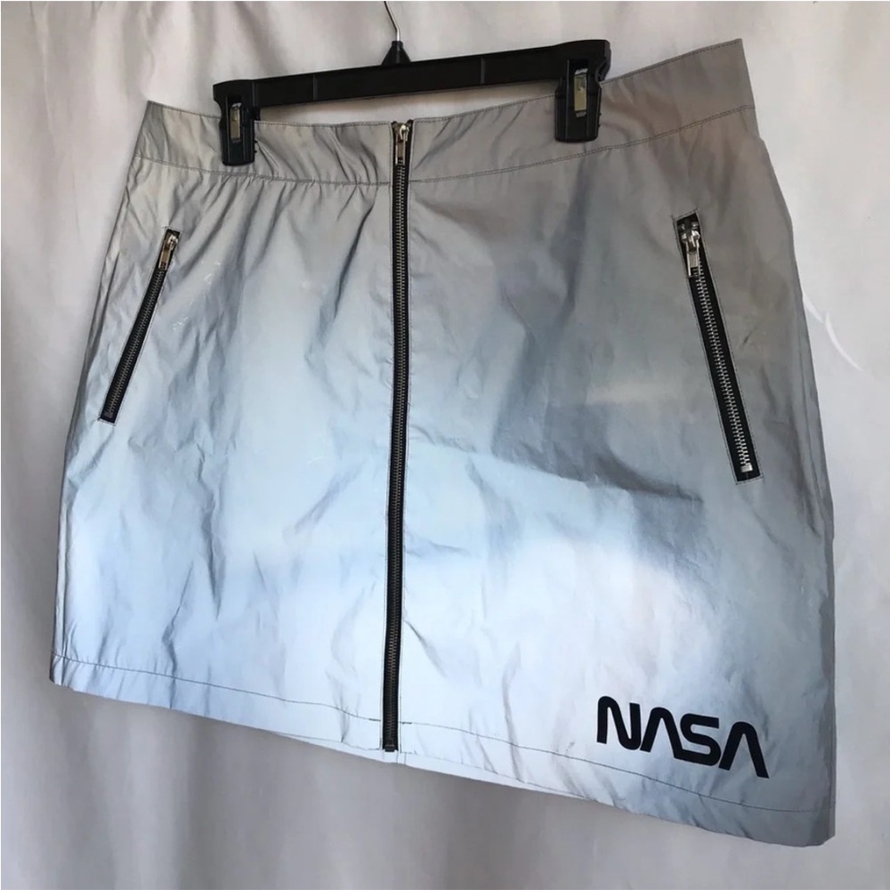 Forever 21 NASA silver NWT zip-on skirt, 1X